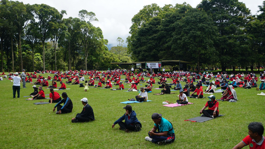 Program Tibubeneng Happy Movement Ajak Ratusan Lansia Yoga Tertawa di Bedugul